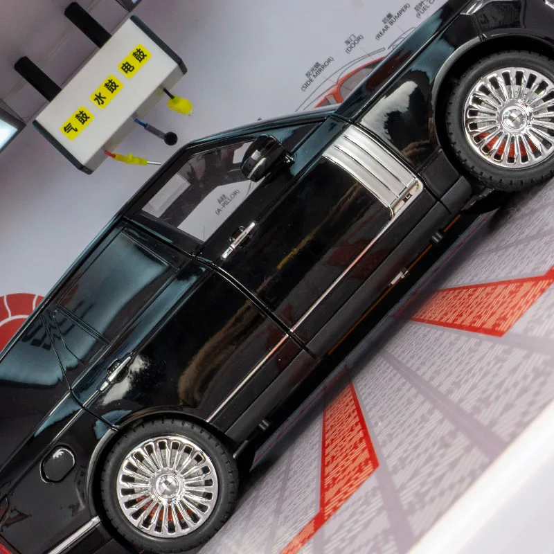 1:18 Land Rover Range Rover SUV off-road vehicle alloy model large acousto-optic pull-back toy door and hood trunk can be opened