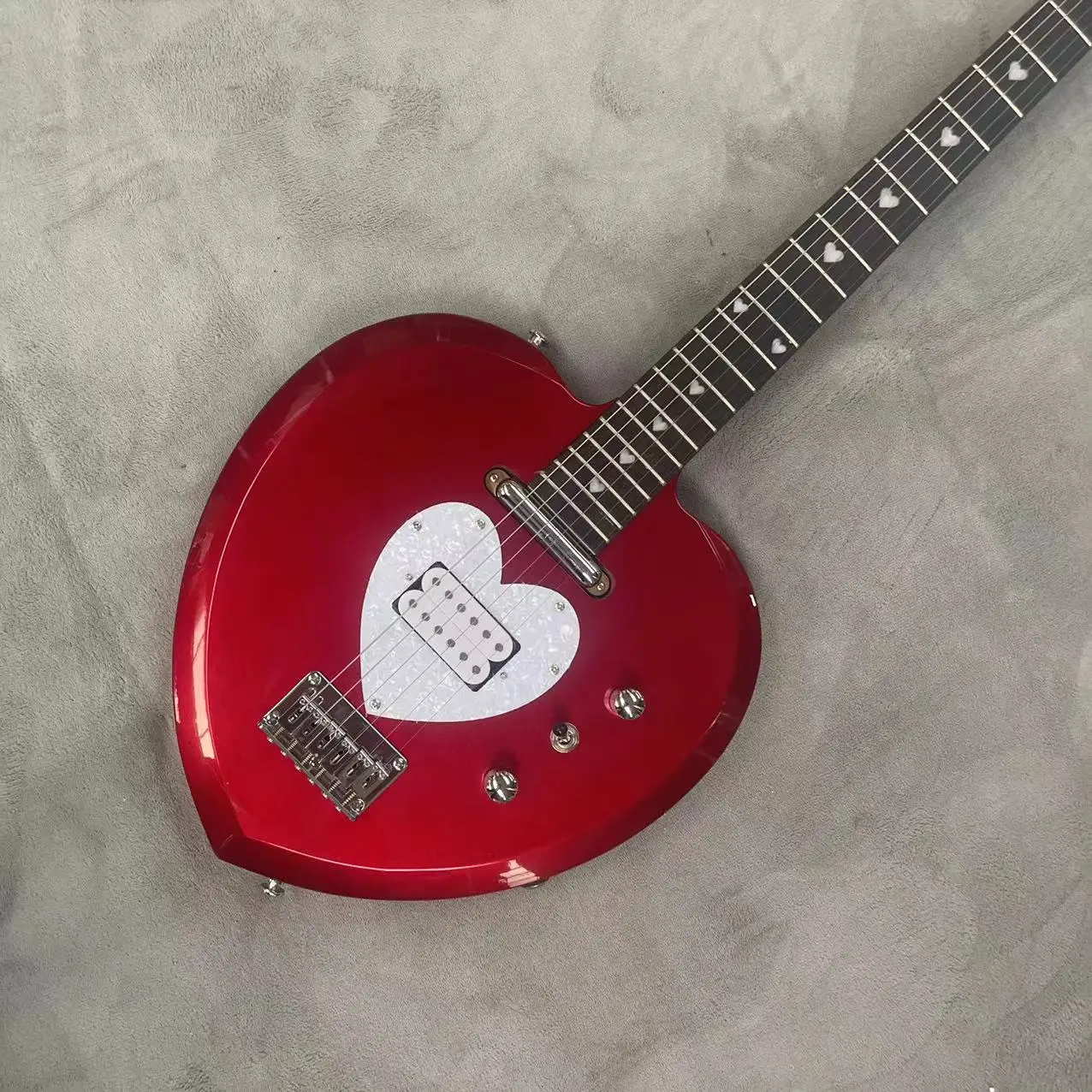 Heart shaped 6-string split electric guitar, silver pink red body, rose wood fingerboard open pickup, white pearl guard, flat dr