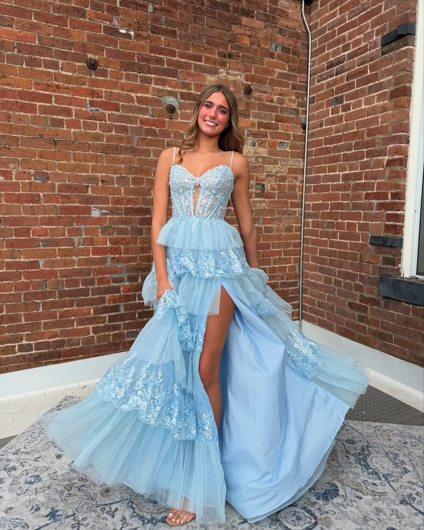 ゴージャスなスパゲッティストラップティアードレースプロムドレスグリッターアップリケスパンコールフリルハイスリットイブニングドレス高級パーティードレス