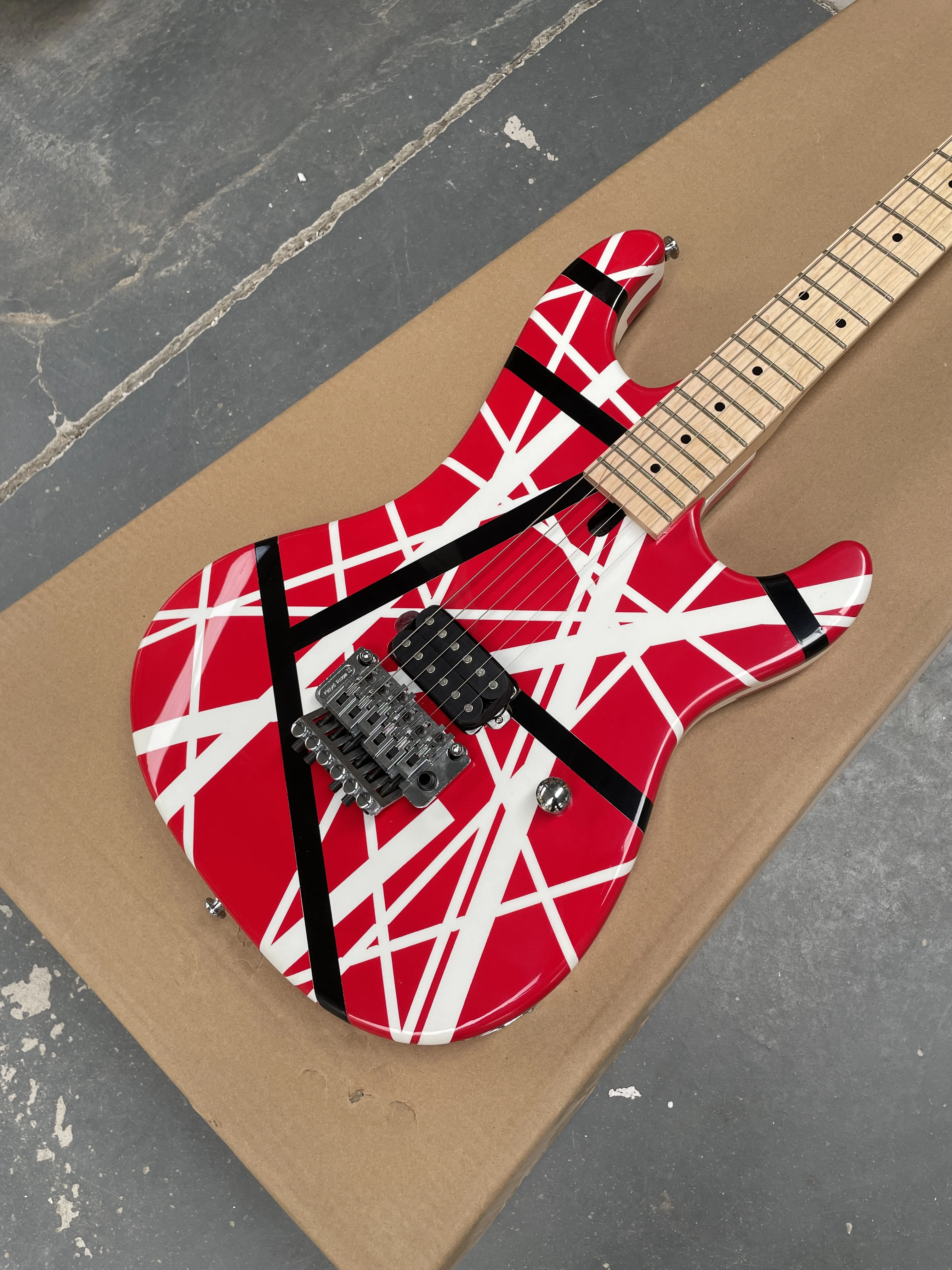 

6-string red white striped electricguitar,double pickup double vibrato guitars,maple fingerboard beginner's entry-level guitarra