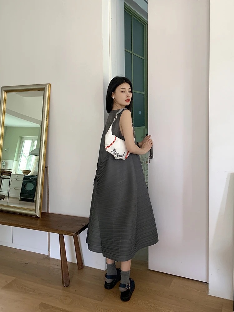 Miyake Plissierte Damenkleider Lose Übergröße Hochwertige Eleganz Ärmellos Mittellanger Rock Frühling 2025 Neu – Detail 33