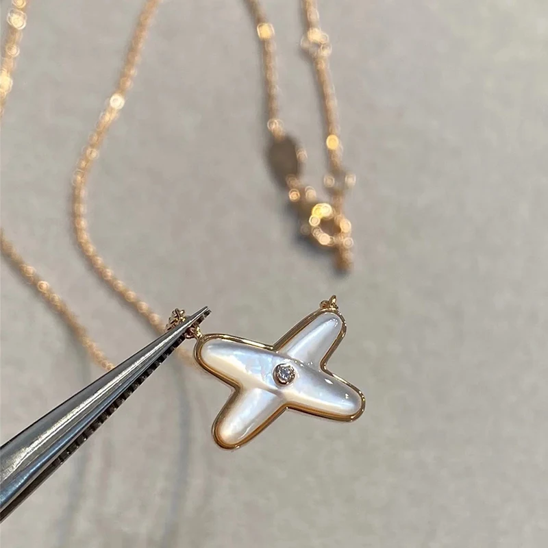 Zarte Vier-Sterne-Mutterperlen-Halskette mit natürlicher weißer Muschel, minimalistischer Schmuck, Geschenk für Frauen. Weihnachtsgeschenk – Detail 4