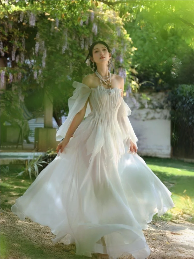 ชุดเดรสเช้าแบบไร้สาย ผ้าพลิ้วไหว จับจีบด้วยมือ ให้ความรู้สึกแบบผ้าขาดๆ