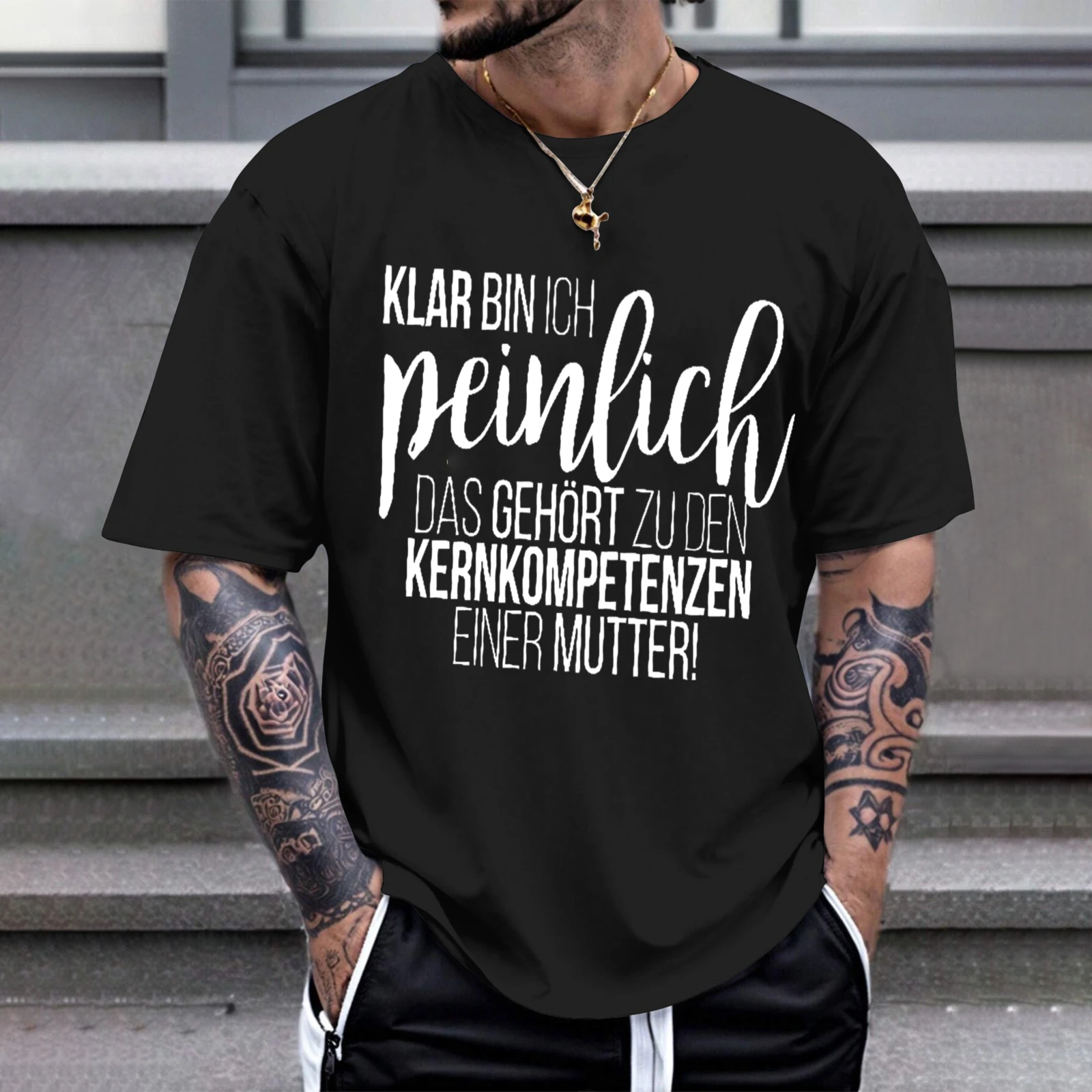 Herren-T-Shirt: „Natürlich bringe ich sie zur Diskreditierung in die Scham“ – das gehört zu den Kernkompetenzen einer Mutter. Perfekt für Freizeitkleidung, Partys und Karneval-Outfits.