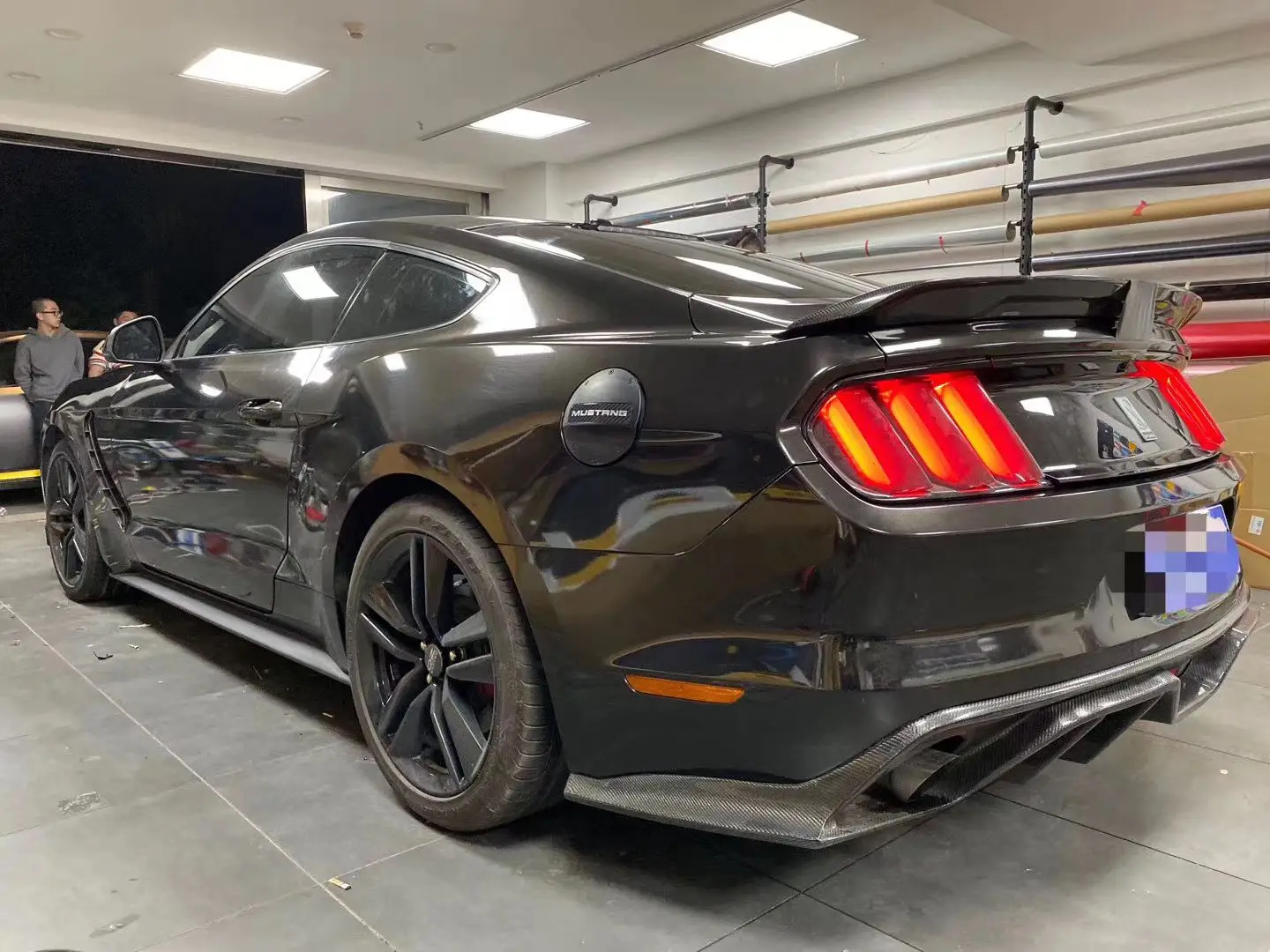 لفة تغليف السيارة من الفينيل باللون الأسود المعدني عالي اللمعان