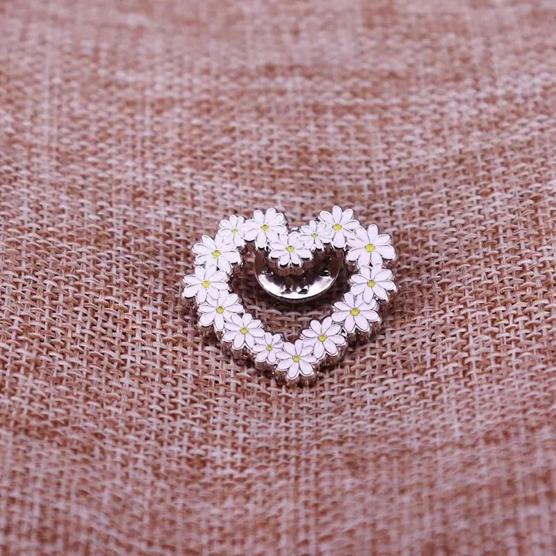 Simple Fresh White Daisy Love Heart Wreath Brooches For Women Fashion Cute Blossom Badge Pin Jewelry Unisex Gift Party Accessory