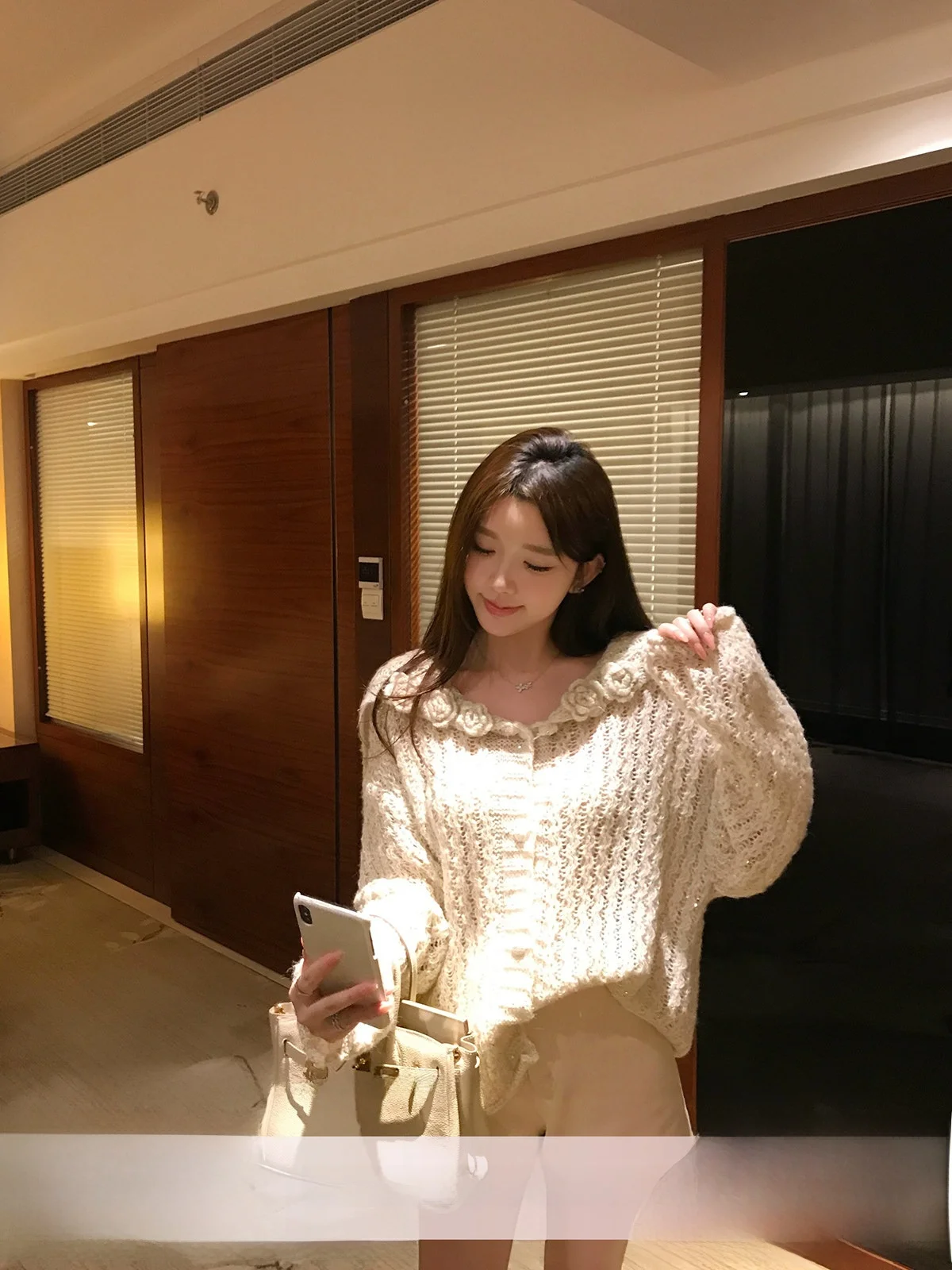 

Женский теплый бежевый кардиган Yoyozhang с 3D-вязкой, мягкий, универсальный, осенне-зимний, с V-образным вырезом, длинными рукавами