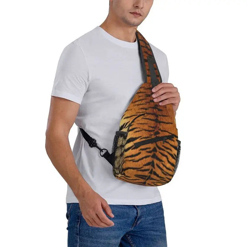 Mochila cruzada con diseño de piel de tigre siberiano de imitación personalizada para hombres, bolso de hombro de pecho con textura de Animal para viajes, senderismo, mochila de día