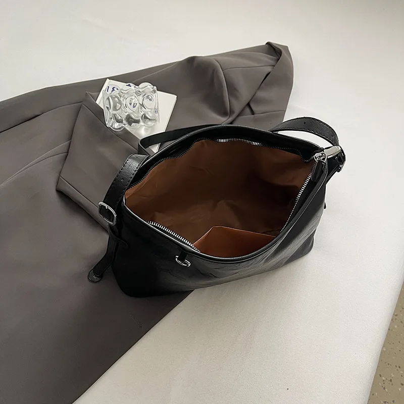 Новая женская сумка использует простая модная сумка через плечо в западном стиле большой вместимости под мышками, универсальная сумка-мессенджер.