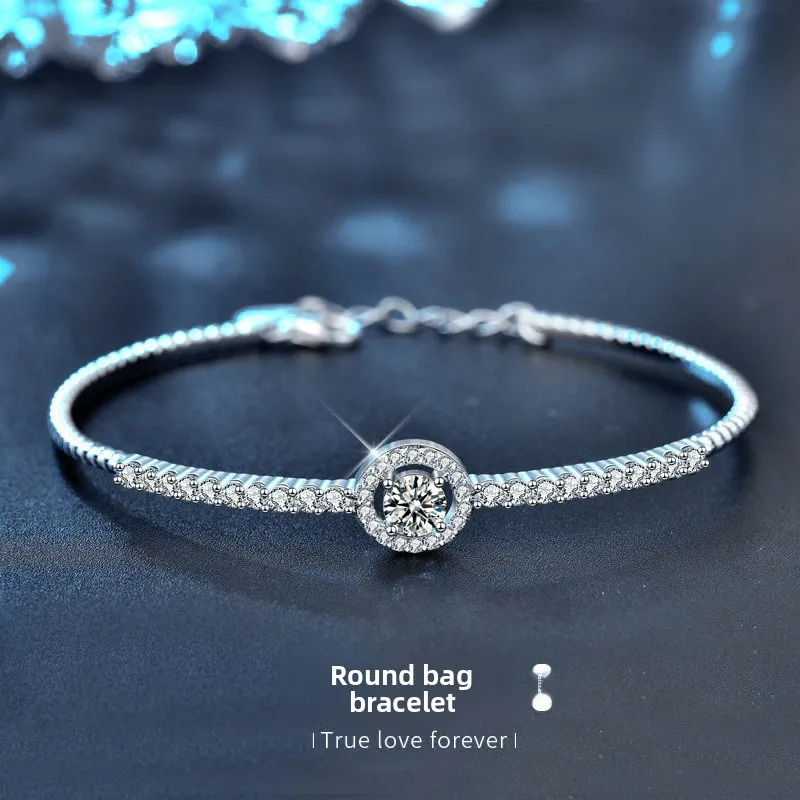 

Современный открытый браслет: серебро S925 с родиевым покрытием и полным кругом муассанитом 0,5 карата. Элегантные и регулируемые женские украшения.