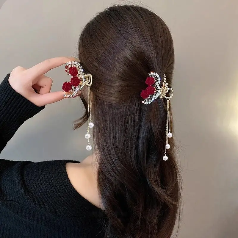 Vrouwen Rood Fluwelen Roos Kwasten Parels Kleine Grijpclip Haarklauw Achterkant van het hoofd Vrouwelijke haaraccessoires Haai Clip Nieuwe hoofddeksels