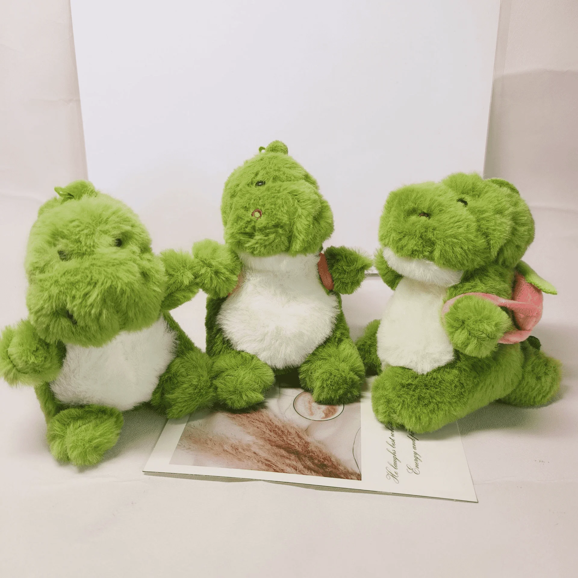 Giocattoli di peluche di dinosauro della scuola per saltare adorabili da 13 cm Un ciondolo di dinosauro di fragola, avocado e carota sui giocattoli posteriori per bambini