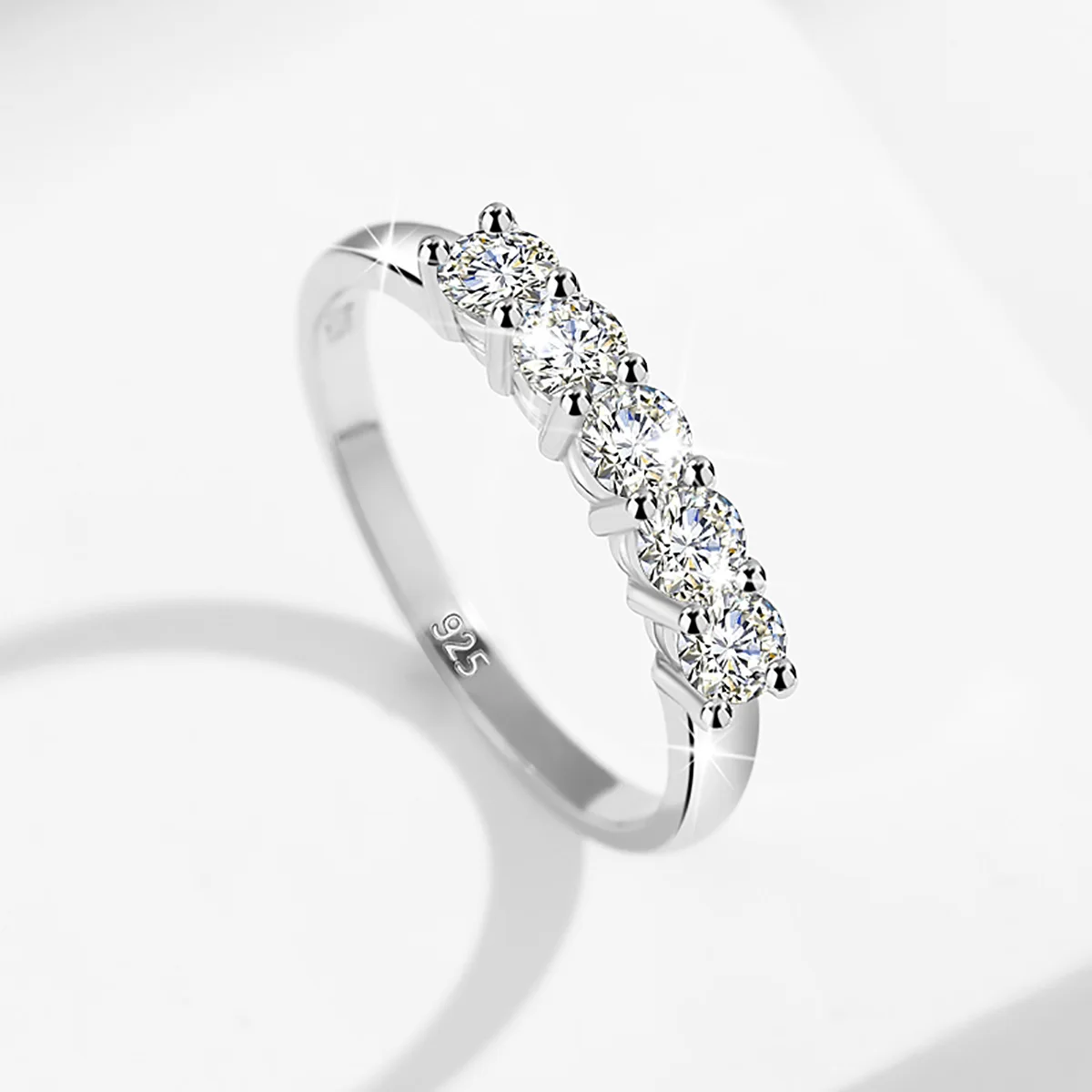 Massiver 925 Sterling Silber Ring mit 5 Steinen in Reihe für Damen, Runder Moissanit Stapelring, Hochzeit, Versprechen, Verlobung, Schmuckgeschenk – Detail 3