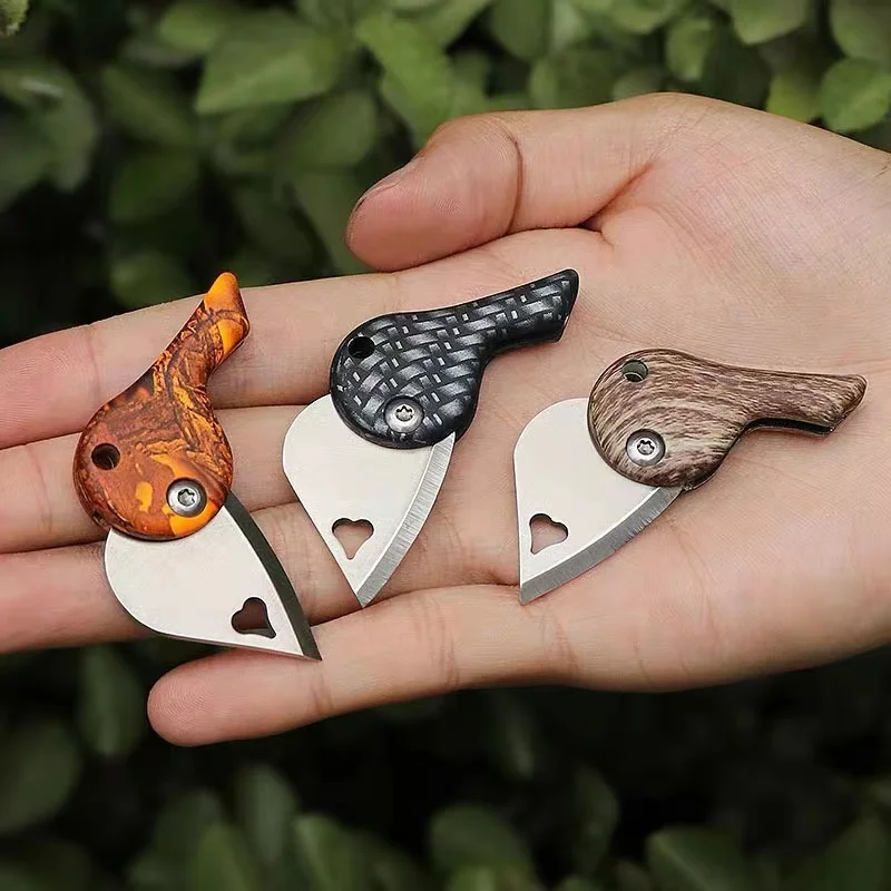 Mini heart-shaped small knife, portable folding fruit knife, pocket EDC necklace, keychain, pencil sharpener