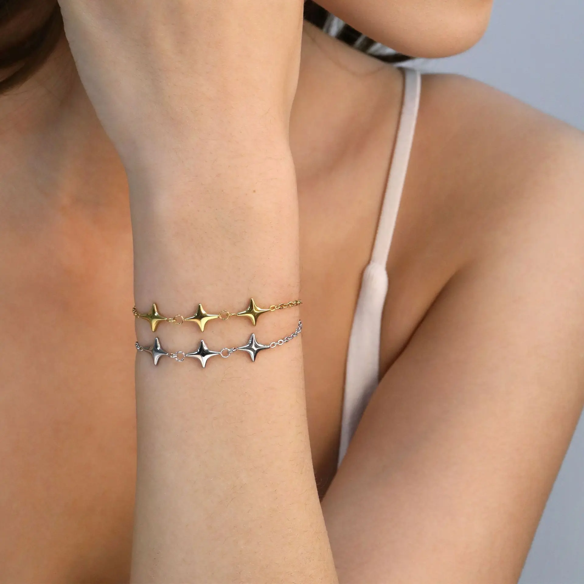 

Women's bracelet with four-pointed star and cross chain design, made of stainless steel and plated with 18K gold.