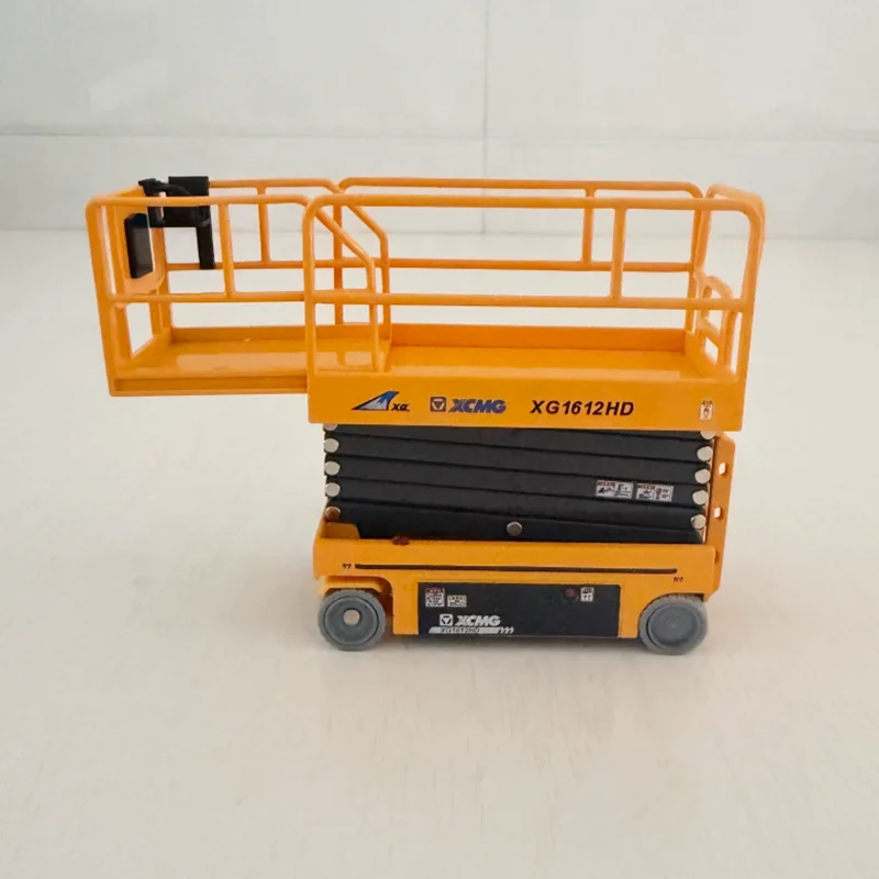 Diecast 1:35 Scale XCMG XG1612HD Scissor Lift Aerial Work Platform Alloy Construction Machinery Model Collection Souvenir Gift
