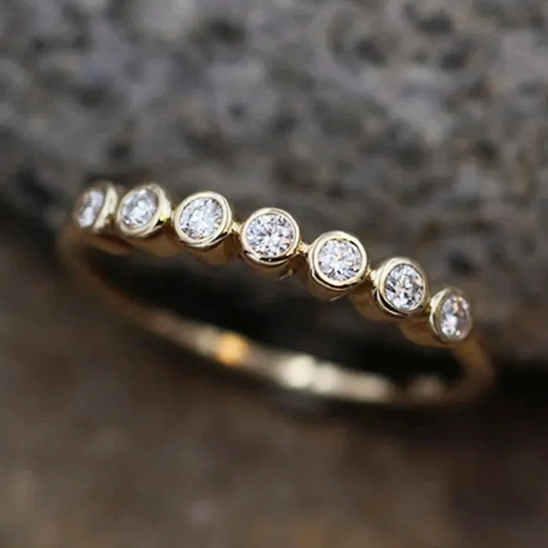 Huitan Mode vertraglich Frauen Eheringe mit funkelnden cz Gold Farbe Band Temperament dünne Ringe für weibliche 2023 Schmuck