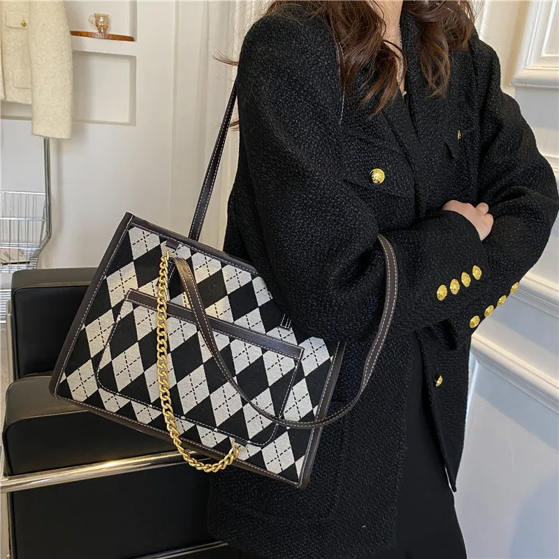 Large Capacity Bag Female Autumn and Winter 2023 New Fashion Texture Chain One-shoulder Bag Ringer Class Commuting Tote Bag