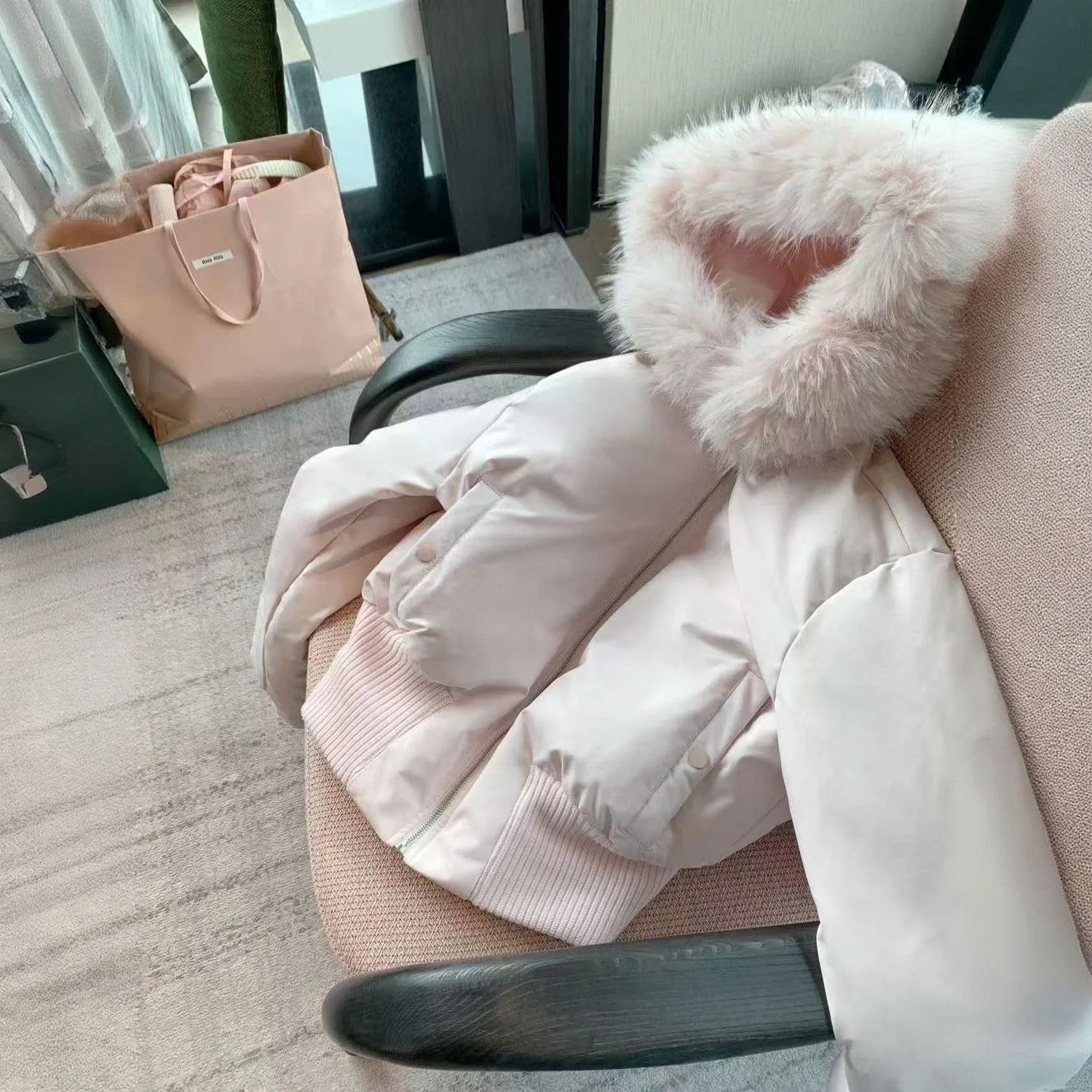 เสื้อโค้ทผู้หญิงแบบสั้นสไตล์อเมริกัน บุด้วยผ้าฝ้ายสำหรับฤดูหนาว  คอปกแบบหนา  มีฮู้ด  สีชมพู  ซิปหน้า