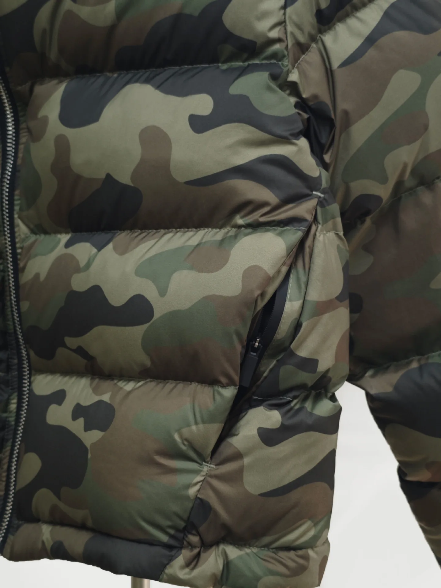 클래식한 짧은 카모플라주 다운 재킷, 겨울 따뜻함을 위한 화이트 덕 다운 충전 여성용 다운 재킷 2025 신상