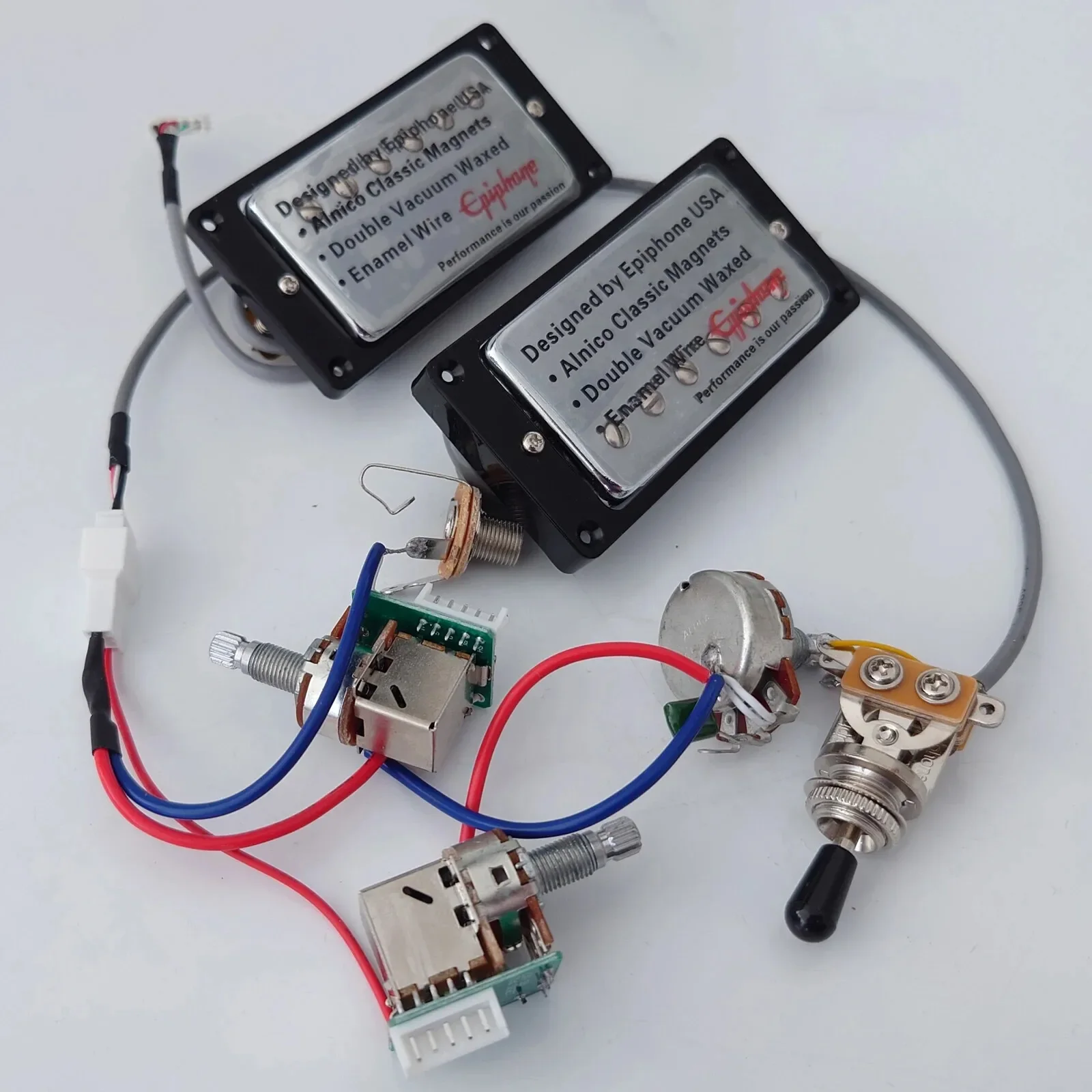 

Комплект звукоснимателей хамбакеров 4-проводных с функцией Push-Pull (2V1T) и разделением катушек для электрогитар в стиле LP/SG, предварительно смонтированный модуль для модернизации