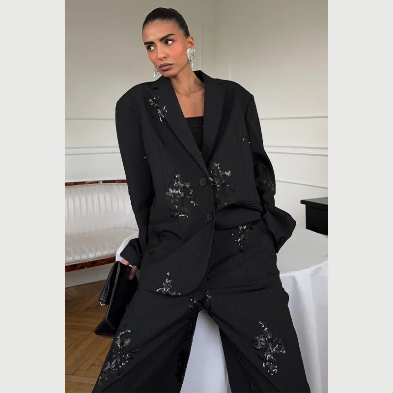 

Стильный женский комплект с черной вышивкой пайетками: шикарный костюм с длинными рукавами, V-образным вырезом и широкими брюками. Новая модная одежда для женщин.