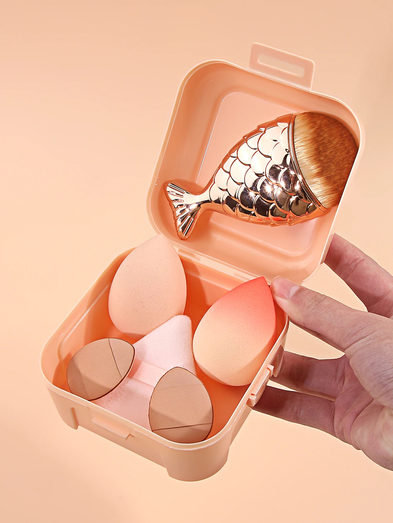 إسفنجة مكياج رقيقة محاصرة عالية الارتداد على شكل بيضة تجميل ناعمة على شكل مثلث مع أداة فرشاة كريم الأساس على شكل ذيل السمكة