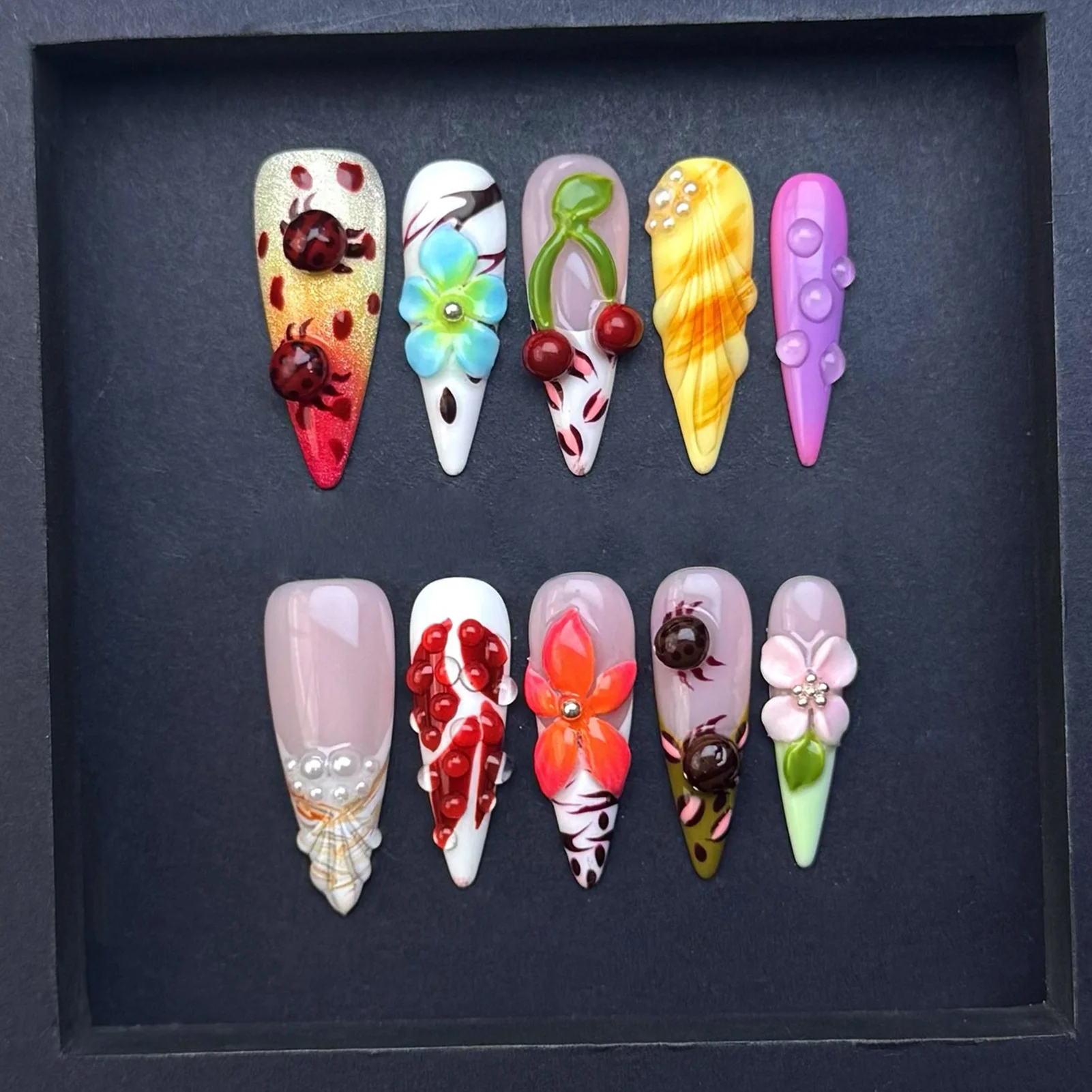 เล็บปลอมแบบกดติดลายดอกไม้ 3 มิติ สีสันสดใส ทำมือ แต่งลายเลอะเลือน ทรงยาวปลายแหลมแบบฝรั่งเศส สำหรับฤดูร้อน สไตล์สาวหวานซี้ๆ จำนวน 10 ชิ้น