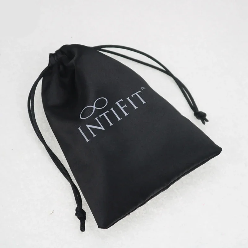 شعار مخصص حقيبة التعبئة والتغليف الساتان الأسود للمجوهرات / ماكياج / الزفاف / حزب عذراء الشعر الشريط الرباط حقيبة كيس الغبار