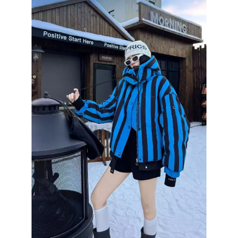Chaqueta de plumón de nuevo estilo con rayas gruesas para el calor, ropa de abrigo de moda de 2025 para desplazamientos y ropa de ocio.