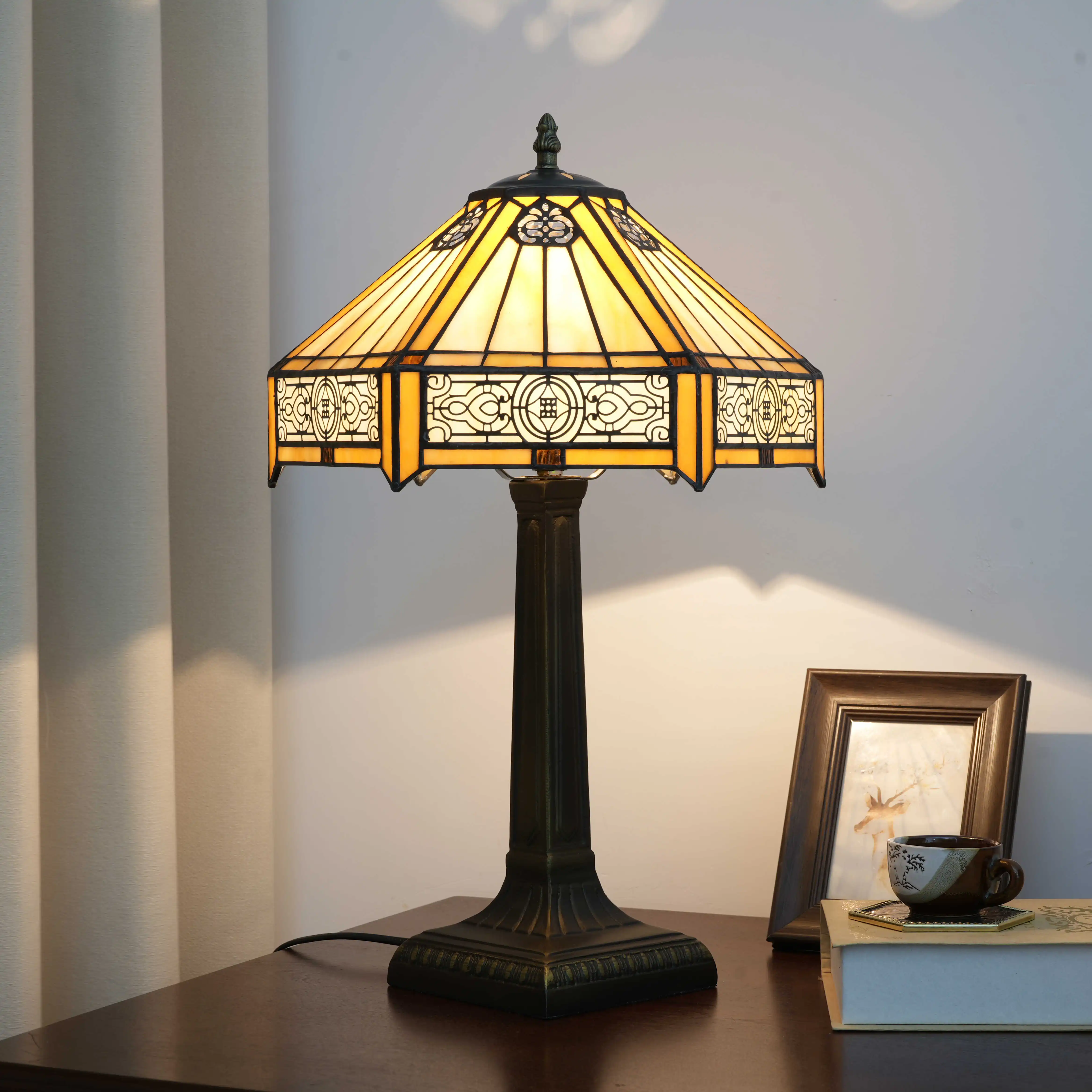 Retro desk lamp, modern stained glass handcrafted lampshade for office, living room, dining room, tea room, decor table lamp