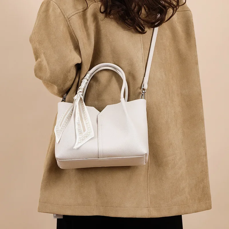 

2025 New! High-End Leather Large Capacity Women's Bag | Simple Temperament Shoulder Messenger for Commuting