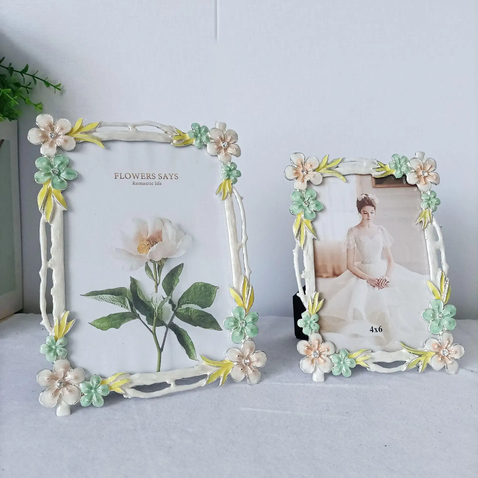 6/7 Inches Enamel-colored Fashionable Metal Photo Frame, With High Hardness Electroplated Floral Imperial Retro Table Decoration