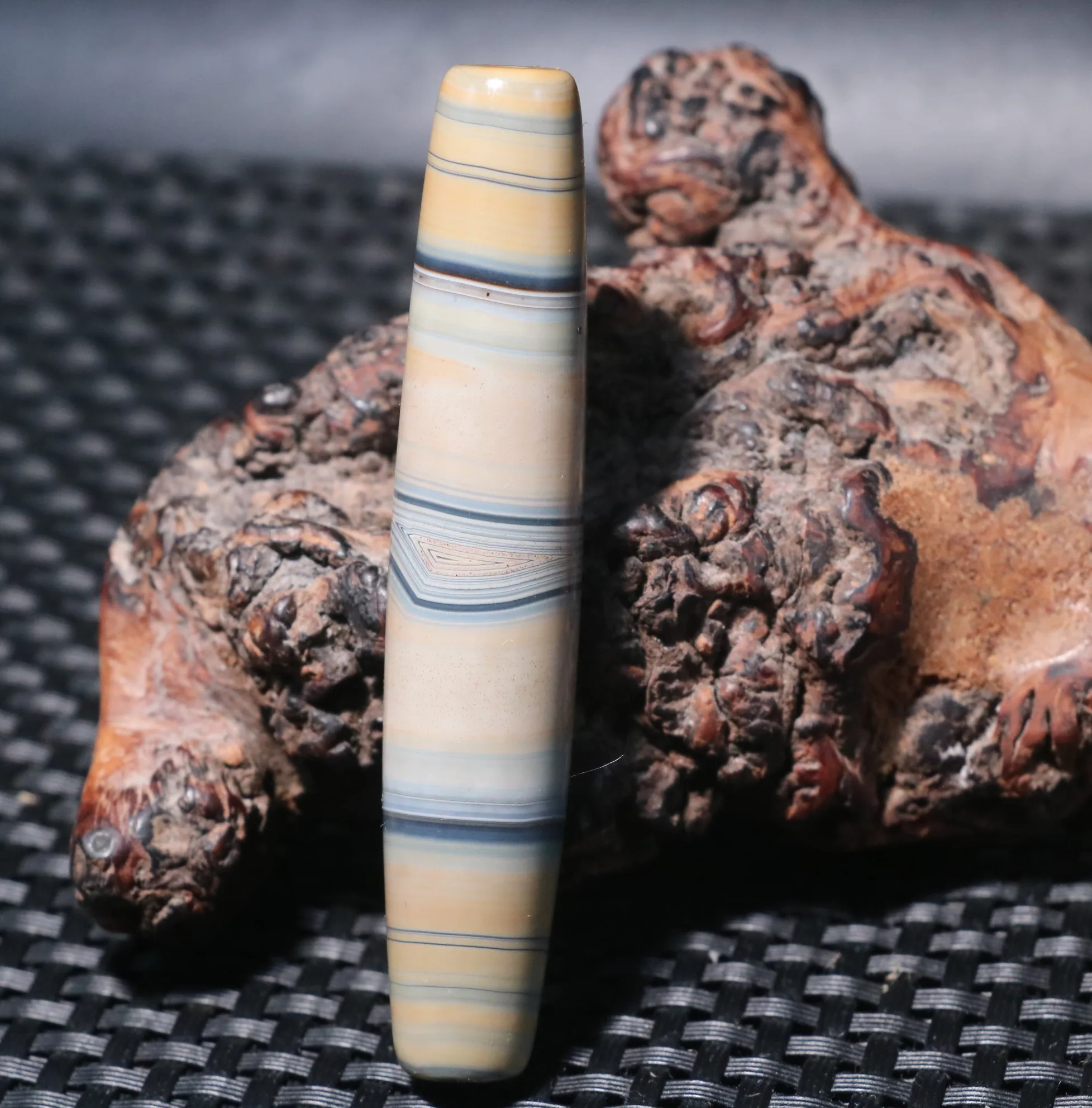 

DUJIACHANPINUPD0919 Magic Tibetan Old Agate Gray White Cinnabar Dots Silkworm Line dZi Bead Penant L Timestown AA