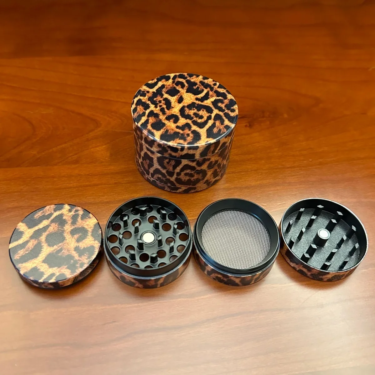 

1.4/1.8/2.4/2.9inch Leopard 4-Layers Herb Grinder Alloy Zinc Metal Crusher Manual Cutter Raw Grass Grinder Smoking Tool Gift