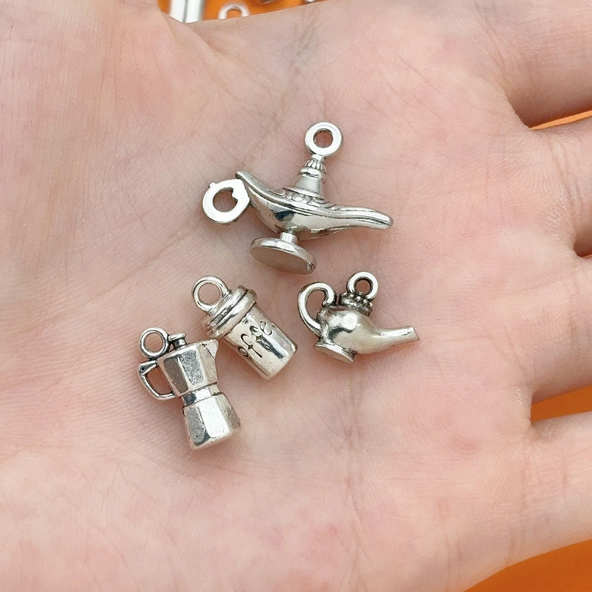 20-Piece Set of Magic Lamp-Shaped DIY Handmade Accessories, Including Mocha Pots, Sealed Small Pots, Vintage Teapots, and Various Styles of Magic Lamps, Suitable for DIY Bracelets, Necklaces, Earrings, Pendants, and Handmade Beaded Decoration Accessories