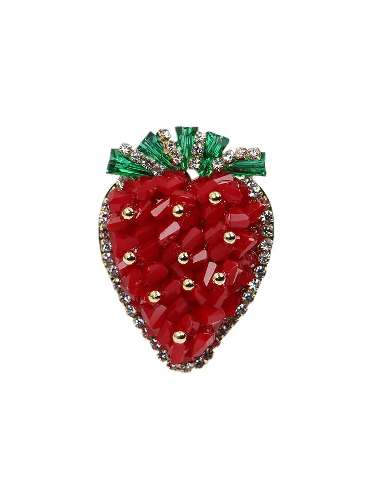 

Sweet red crystal strawberry brooch high-end female niche design pin
