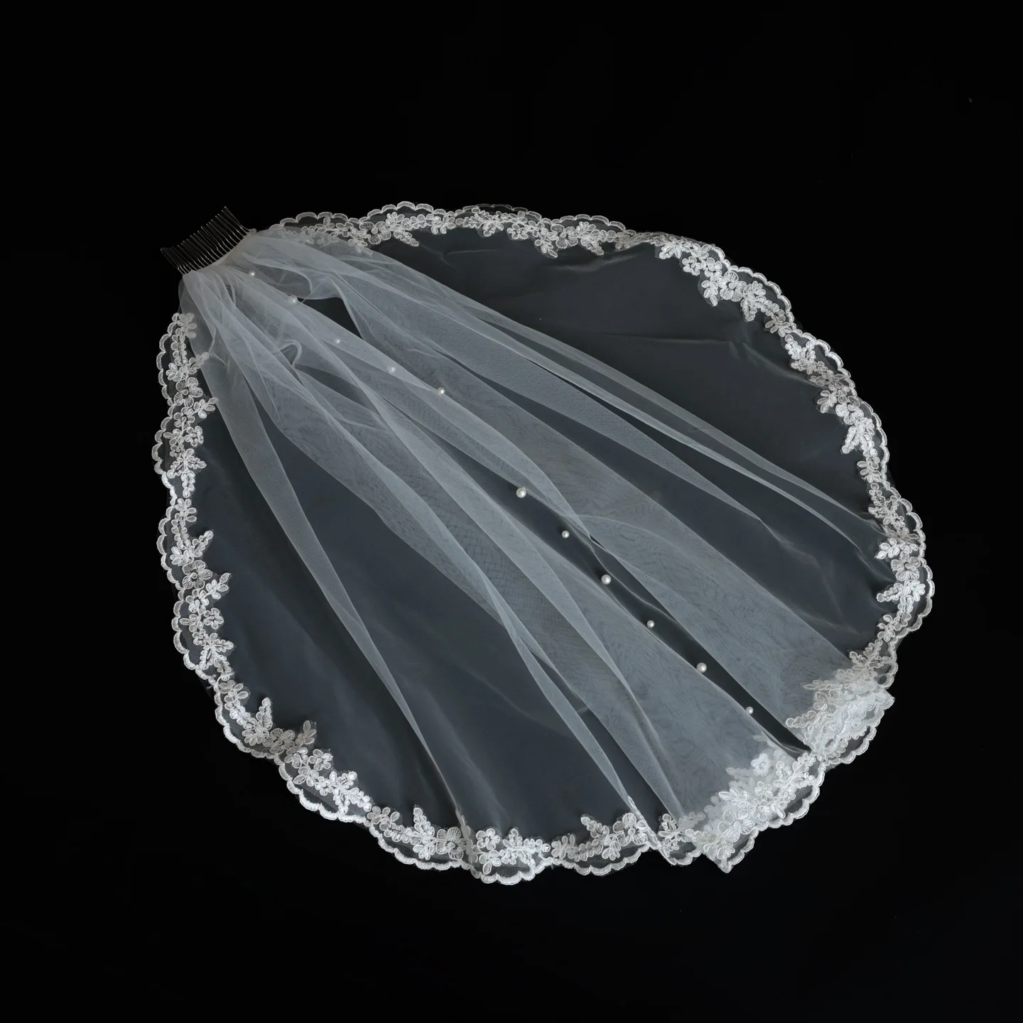 SLBRIDAL Einlagiger Spitzenblumenkanten-Perlen-Brautschleier mit Kämmen Hochzeitsschleier Hochzeitsaccessoires für Braut Hochzeit Damen – Detail 5