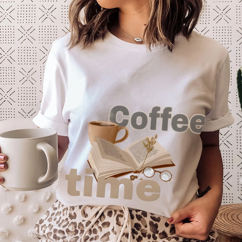 Camiseta gráfica Coffee Time com estampa de livro Y2K Tecido macio relaxante com cafeína e aconchegante para visual casual com tema de lazer