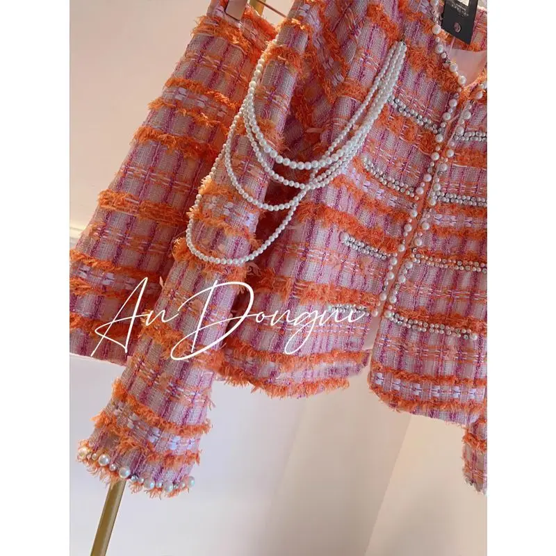 طقم بدلة تويد فاخر للسيدات أنيق بسلسلة من اللؤلؤ سترة قصيرة مطرزة + تنورة صغيرة نحيفة منقوشة مكونة من قطعتين