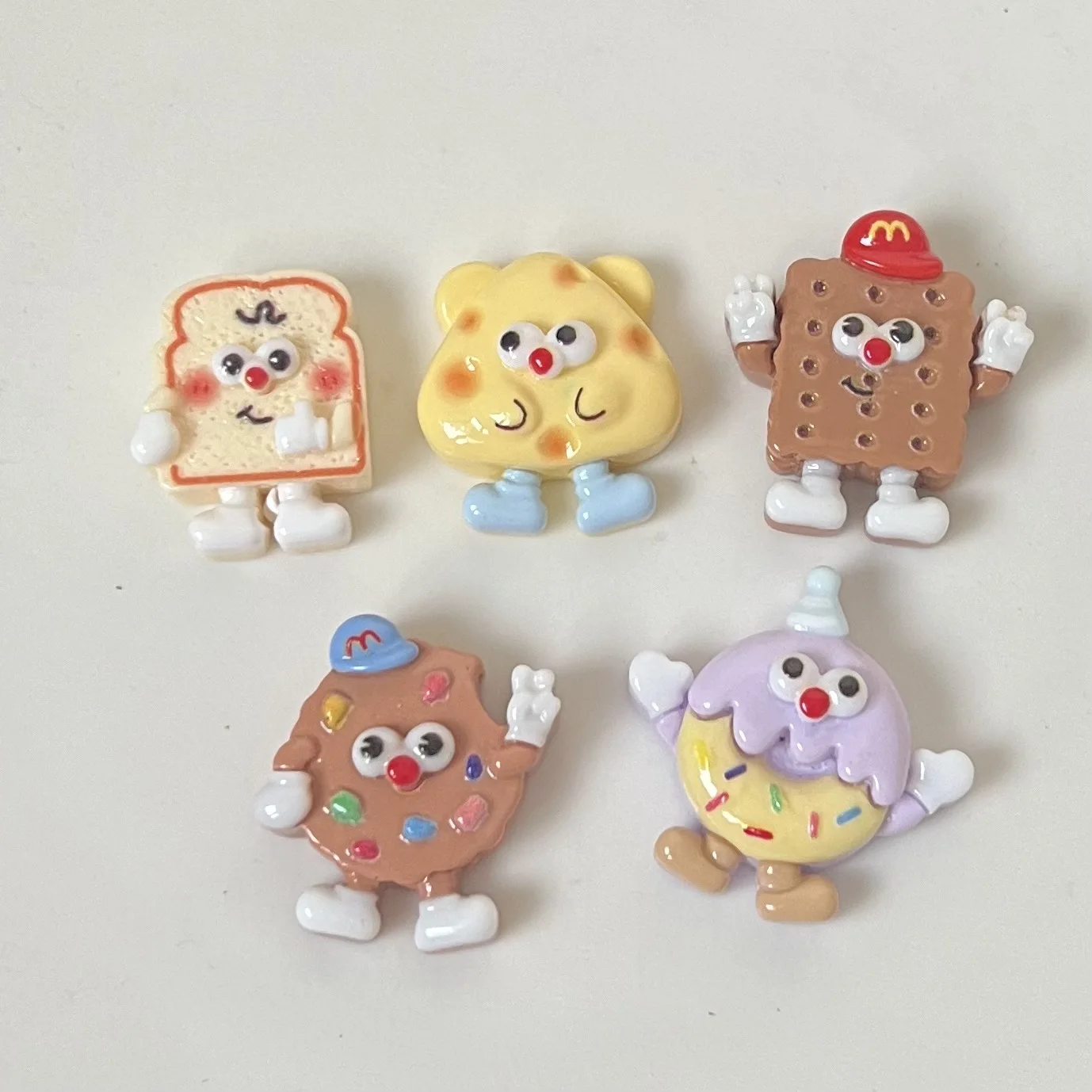 Mini biscoitos de resina bonito, série dos desenhos animados, flatback cabochões, materiais artesanais diy, jóias fazendo encantos, 5pcs