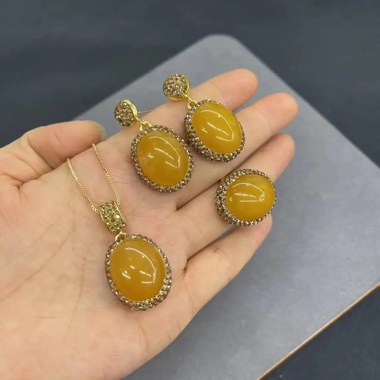 New beeswax jade inlaid three-piece set of personalized medieval high-end point diamond jewelry wholesale