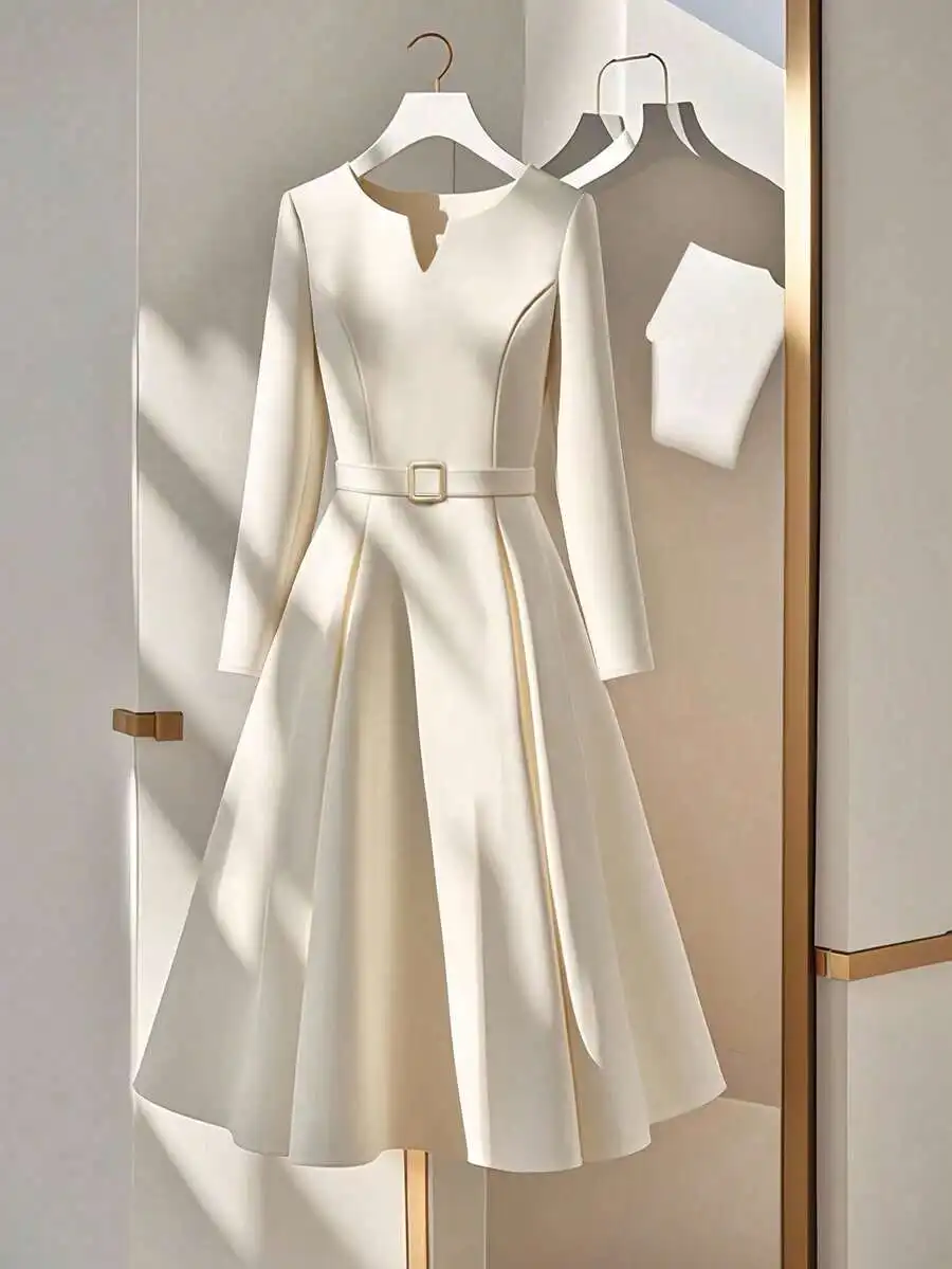 

Элегантное платье А-силуэта с длинными рукавами и поясом на талии