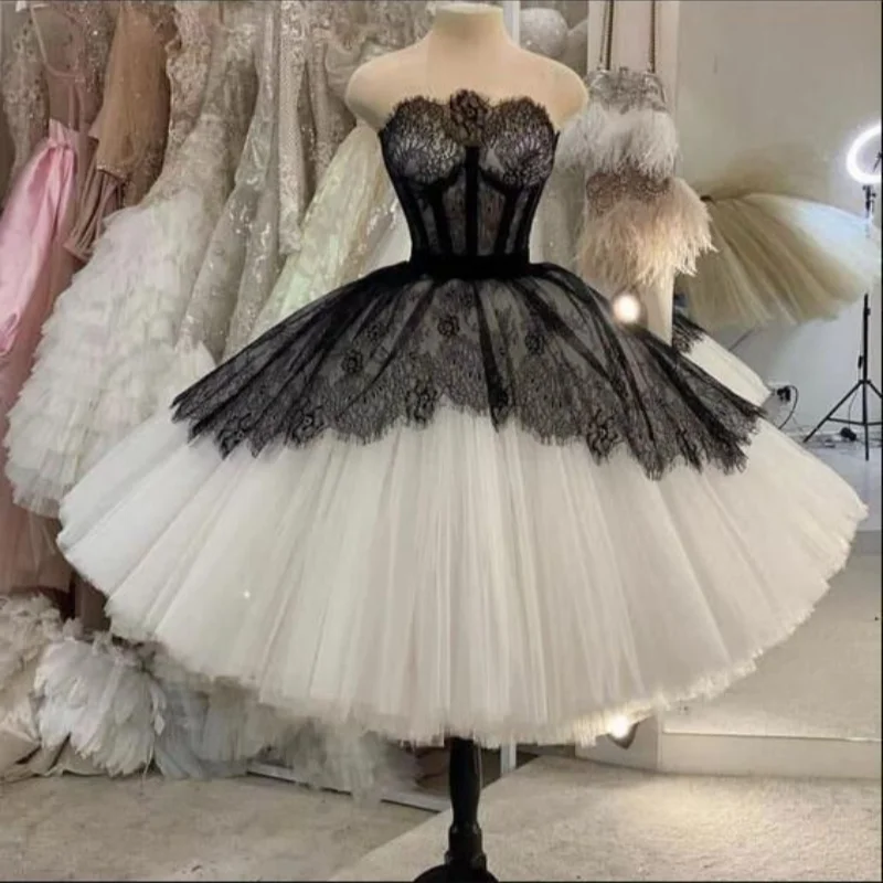 Customized Clash Short Small Gowns Prom Dresses Strapless Lace Decoration Pleated Hem Black White Elegant Women's Evening Gowns