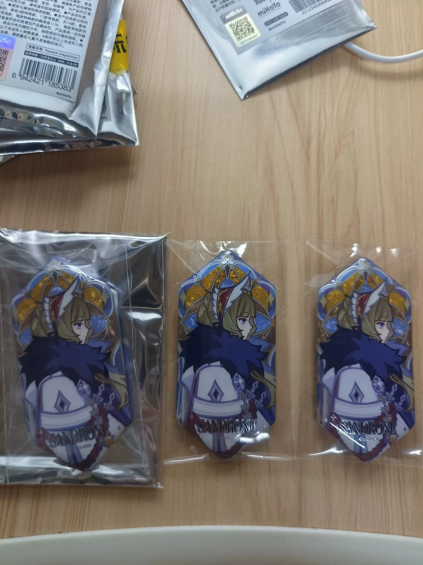 

Новое поступление 2025 года на складе, значок серии Genshin Impact Fatui Frost Flame Sandrone