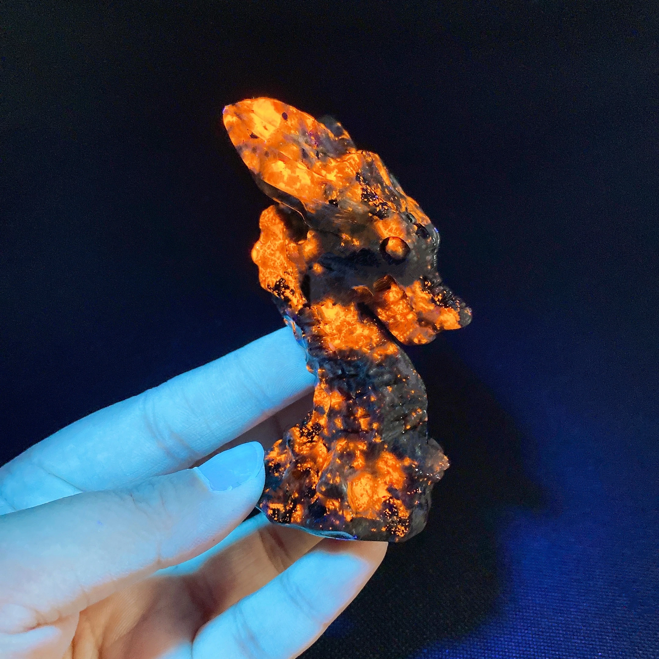 

75mm Natural Yooperlite Dragon Fluoresce Sodalite Figurine Crystal Flame Stones Statue Energy Healing Spiritual Home Decor Gift