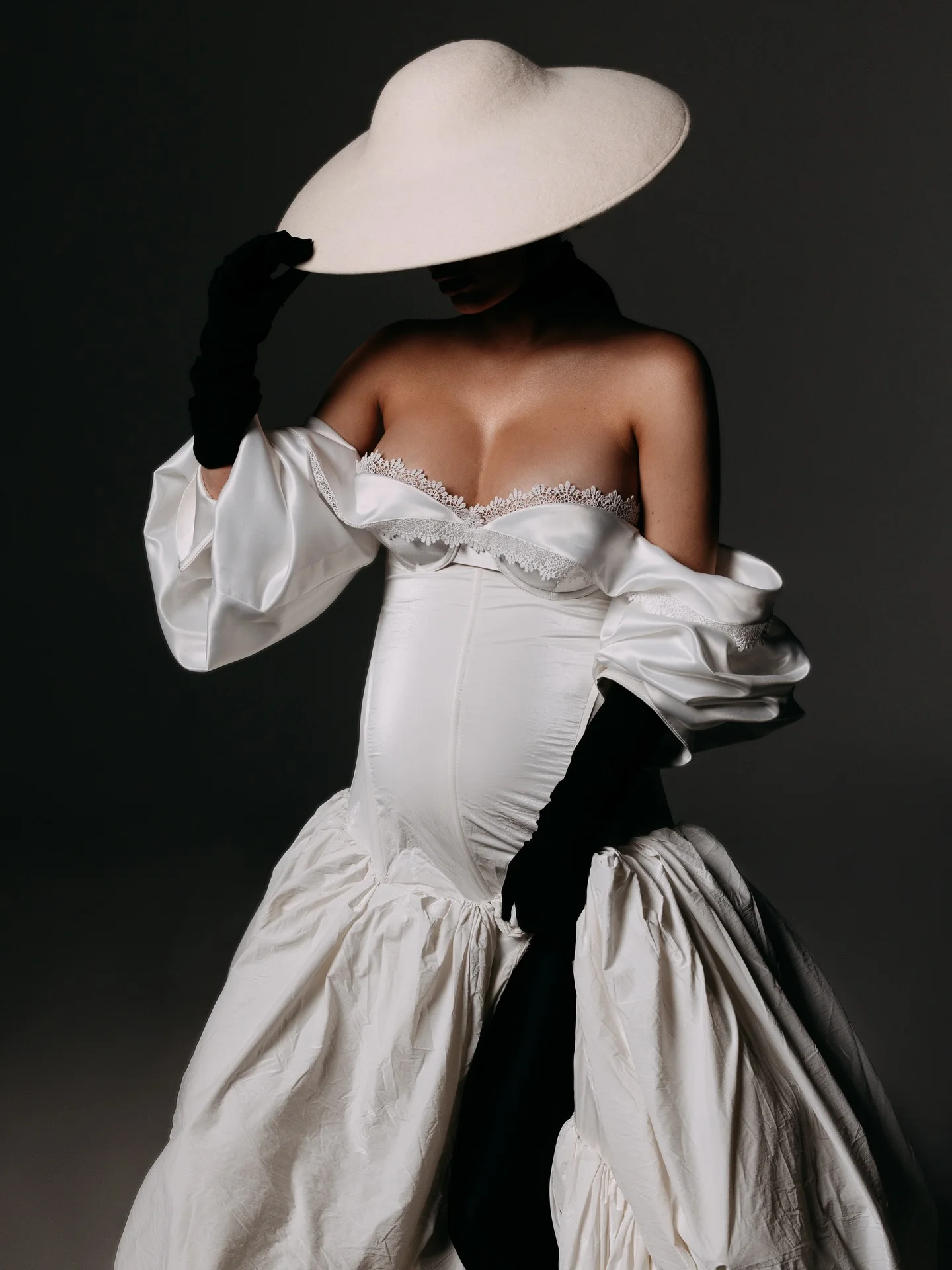 Nieuwe collectie witte taft zwangerschapsjurk fotoshoot kant off-shoulder kapmouwtjes volume rok unieke babyshowerjurken 2026