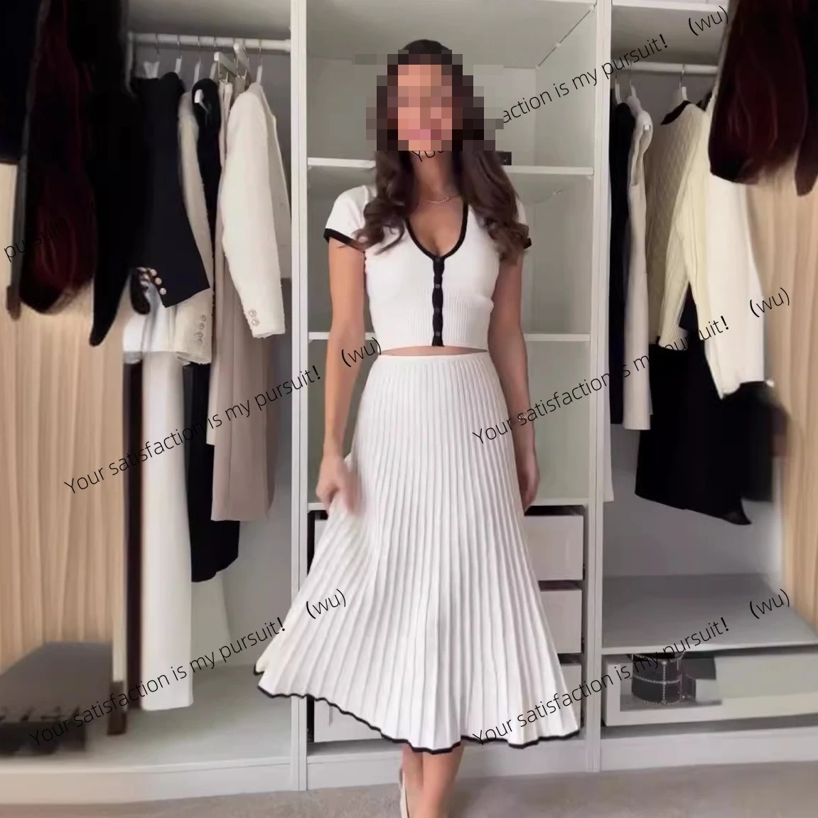 

Эластичный облегающий короткий топ с юбкой контрастного цвета и U-образным вырезом, женский костюм