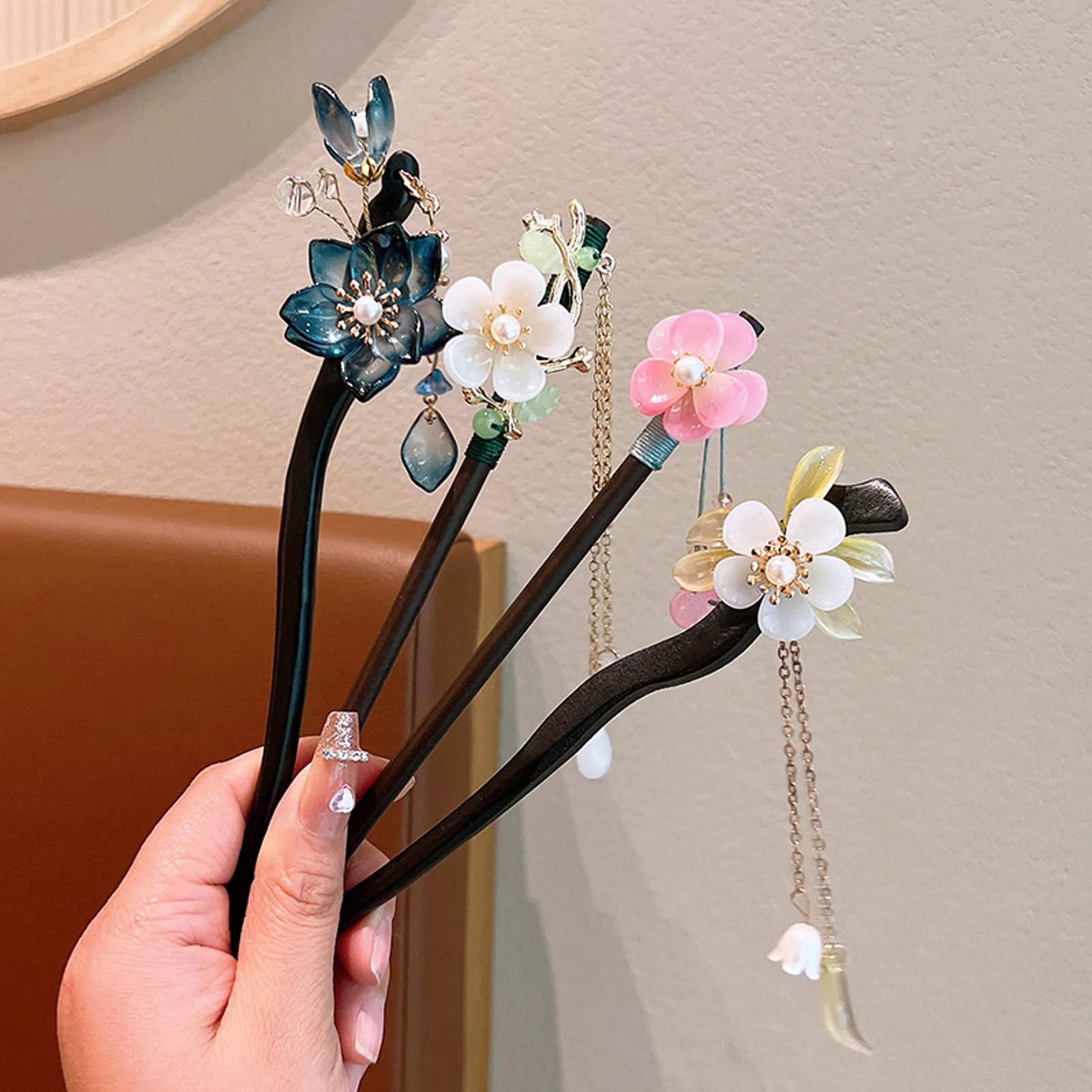 Épingle à cheveux Vintage élégante pour femmes, Style chinois, éventail pliant à fleurs, pompon, bâton de cheveux, épingle à cheveux florale en bois, accessoire pour cheveux