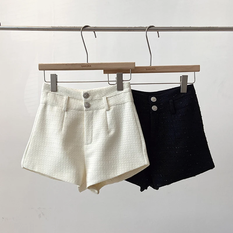 Temperament witte shorts voor dames lente 2025, nieuwe Franse afslankende hoge taille, wijde pijpen, korte broek, mode-knopshorts